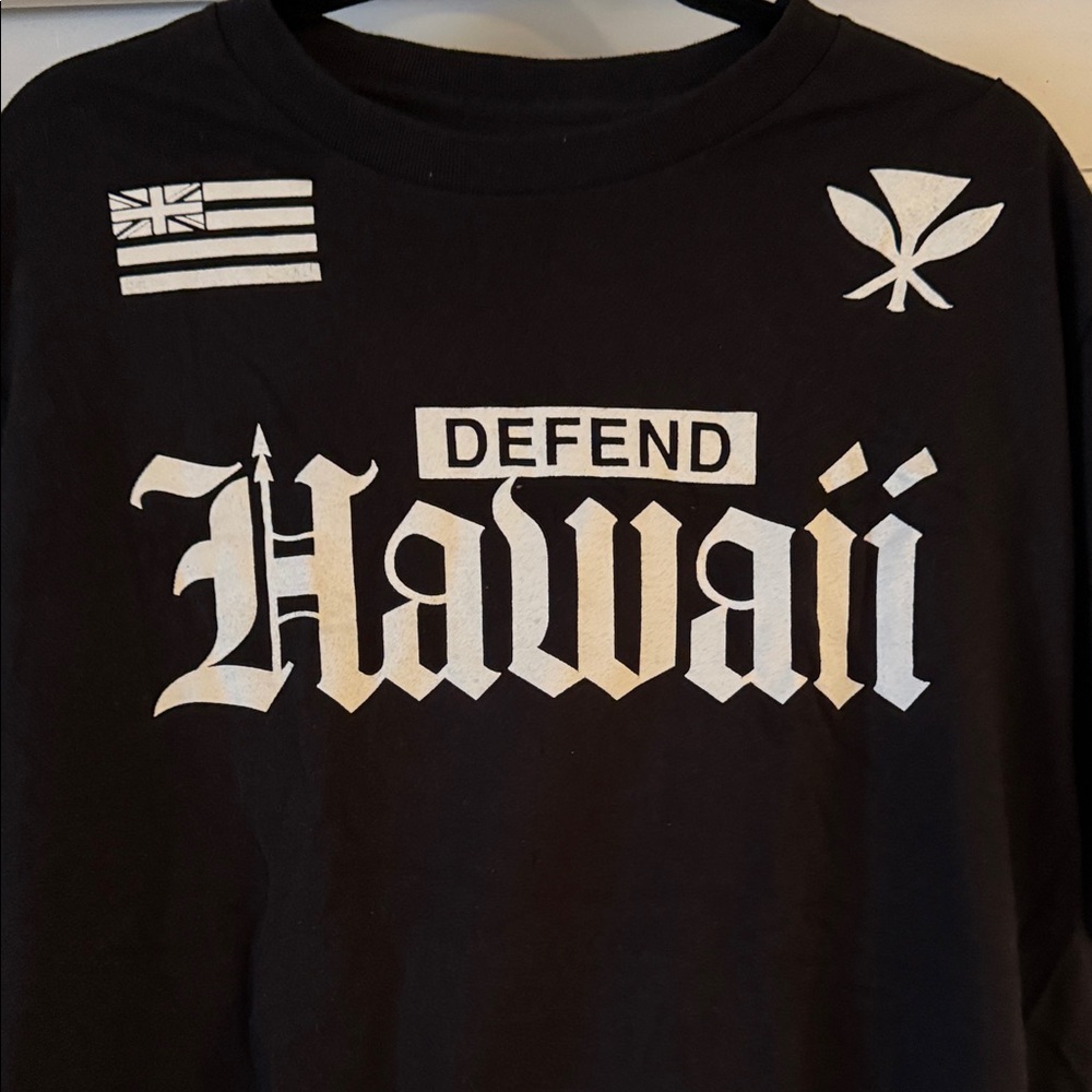 Black 'Defend Hawaii' Graphic T-Shirt